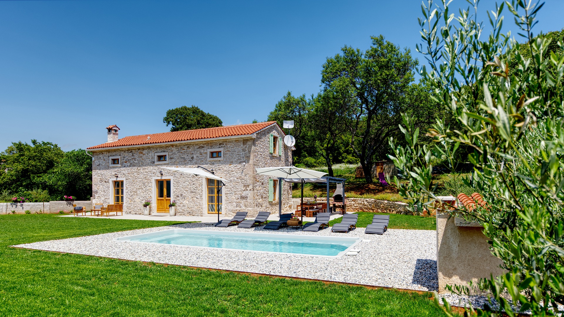Villa with pool & sun umbrellas